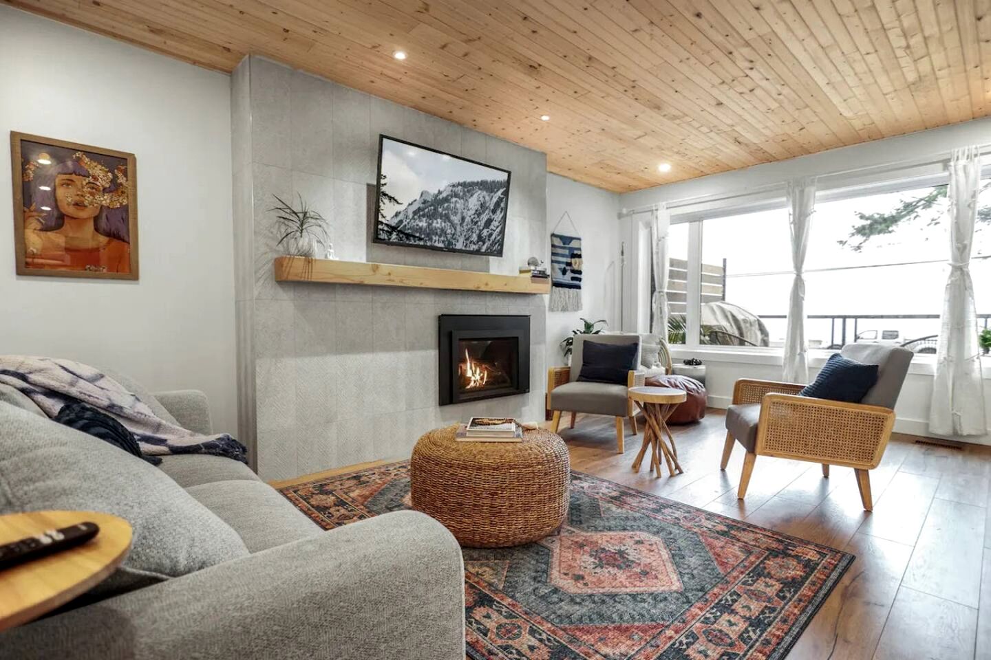 Spacious Oceanfront Duplex with Cedar Sauna near Stories Beach in Campbell River, BC