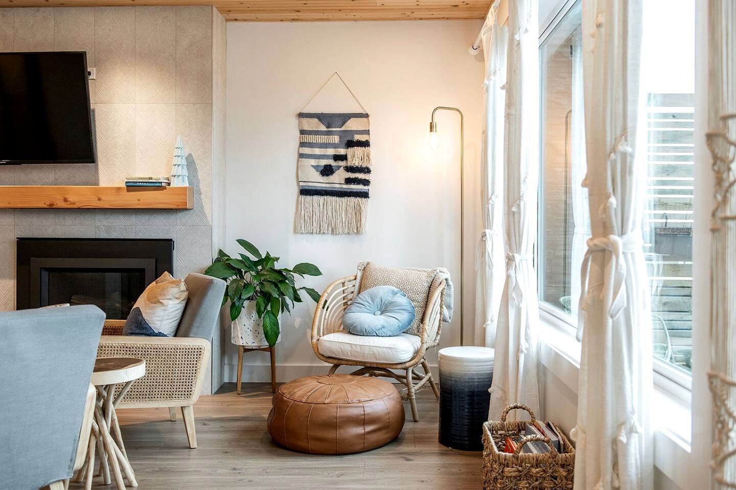 Spacious Oceanfront Duplex with Cedar Sauna near Stories Beach in Campbell River, BC