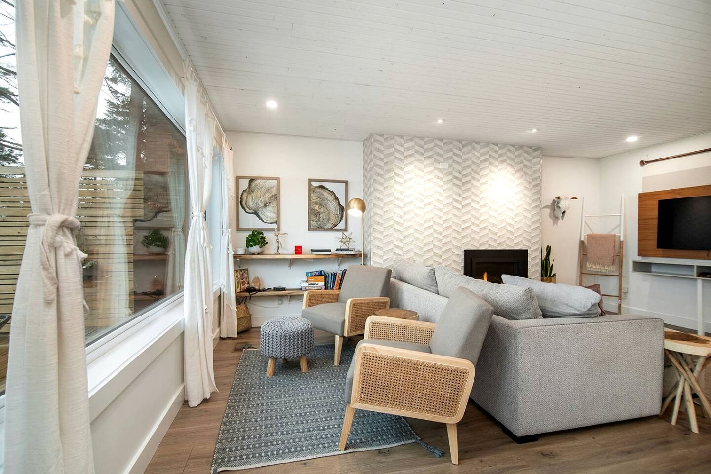 Spacious Oceanfront Duplex with Cedar Sauna near Stories Beach in Campbell River, BC