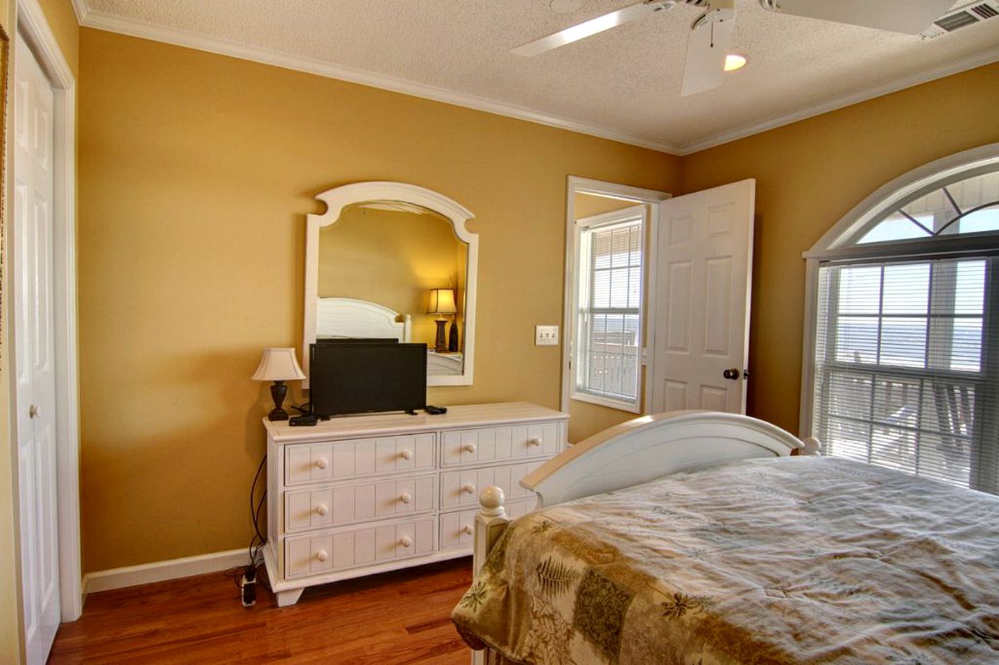 Elevated Oceanfront Cabin for a Relaxing Getaway in Holden Beach, North Carolina