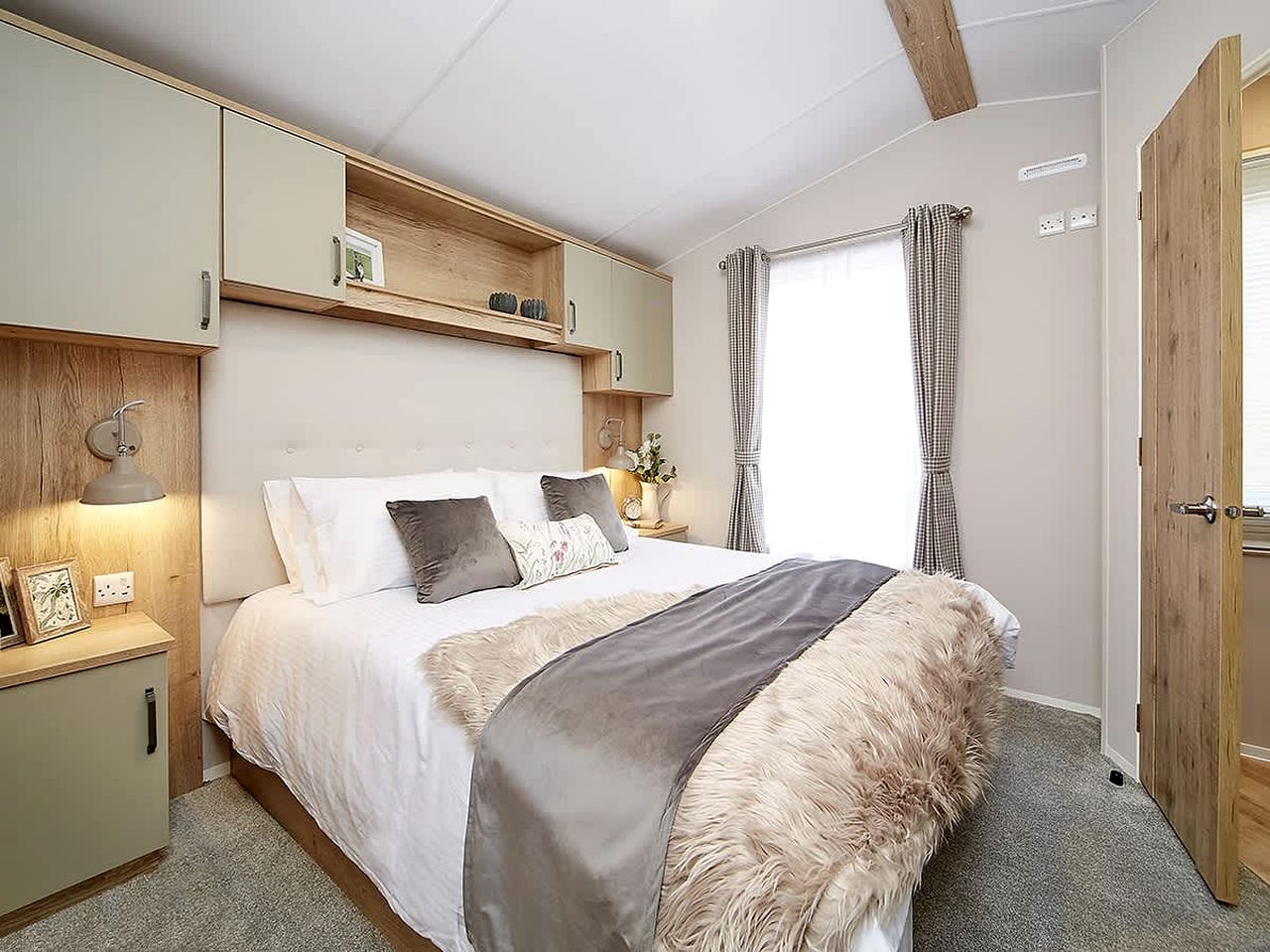 Spacious Coastal Lodge Near Beach with Pool, WiFi & On-Site Family Activities in Scotland, United Kingdom