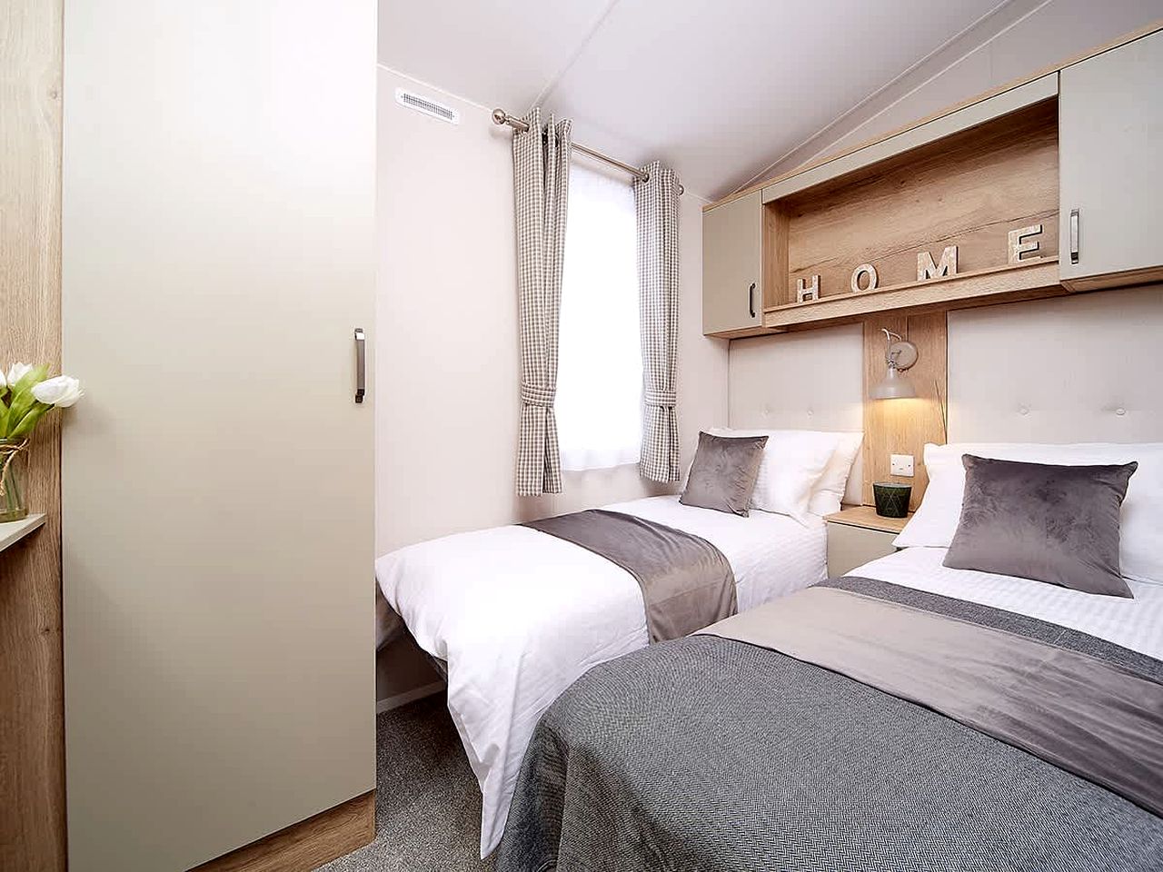 Spacious Coastal Lodge Near Beach with Pool, WiFi & On-Site Family Activities in Scotland, United Kingdom