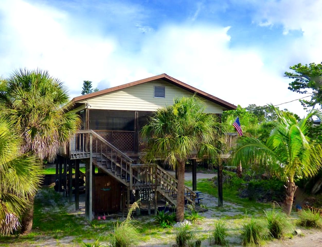 Serene Island Cottage with Screened Porch near Little Gasparilla Beach, Florida