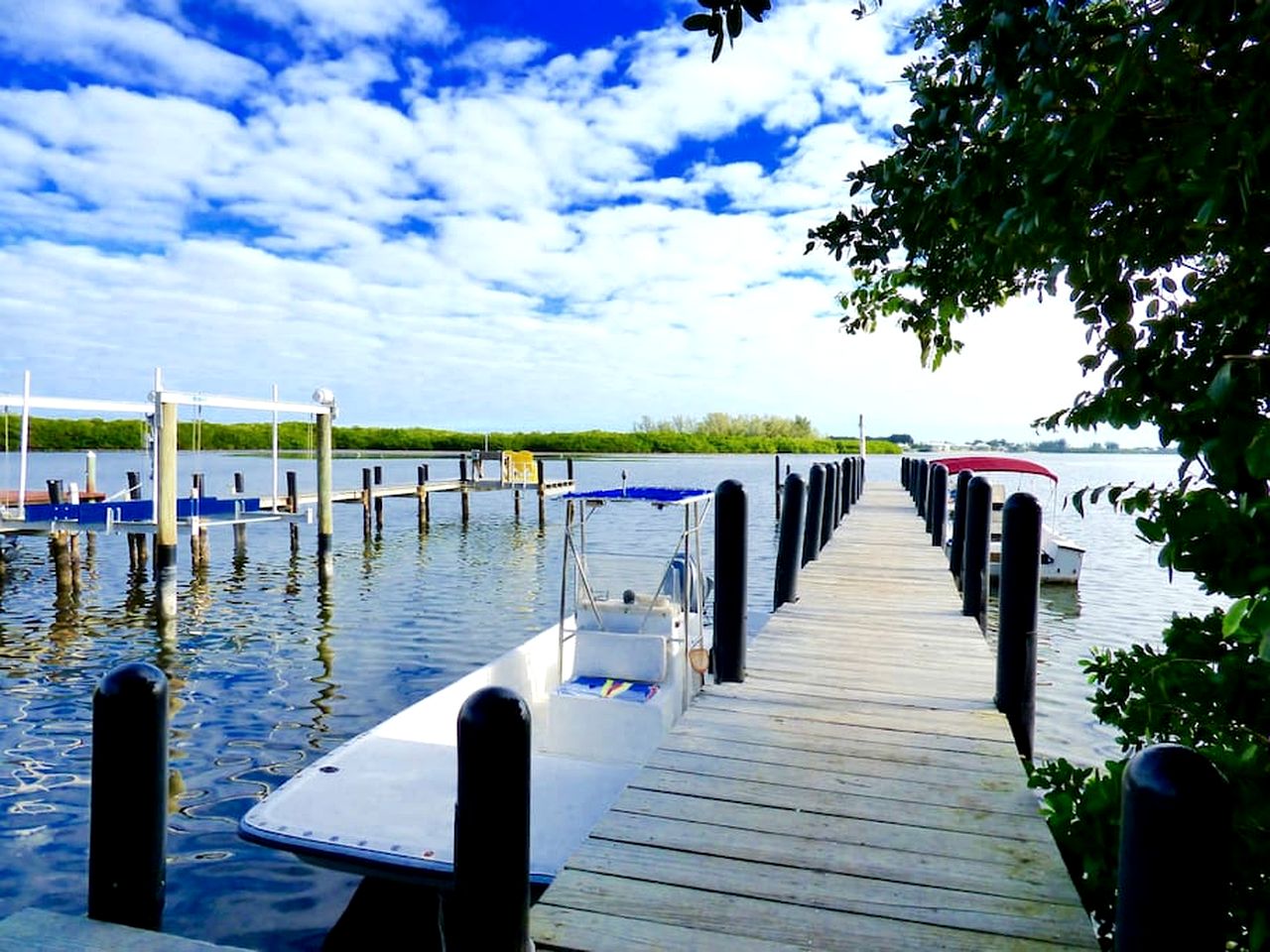 Serene Island Cottage with Screened Porch near Little Gasparilla Beach, Florida