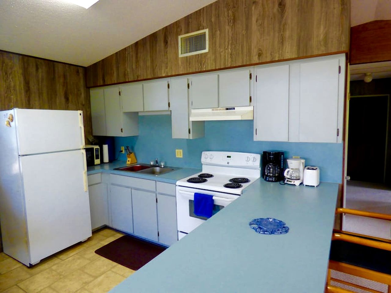 Serene Island Cottage with Screened Porch near Little Gasparilla Beach, Florida