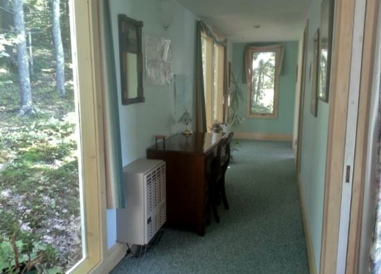 Gorgeous Waterfront Cottage with a Spacious Deck in East Boothbay, Maine