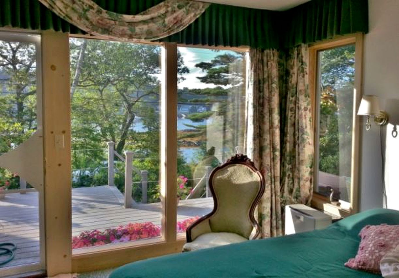 Gorgeous Waterfront Cottage with a Spacious Deck in East Boothbay, Maine