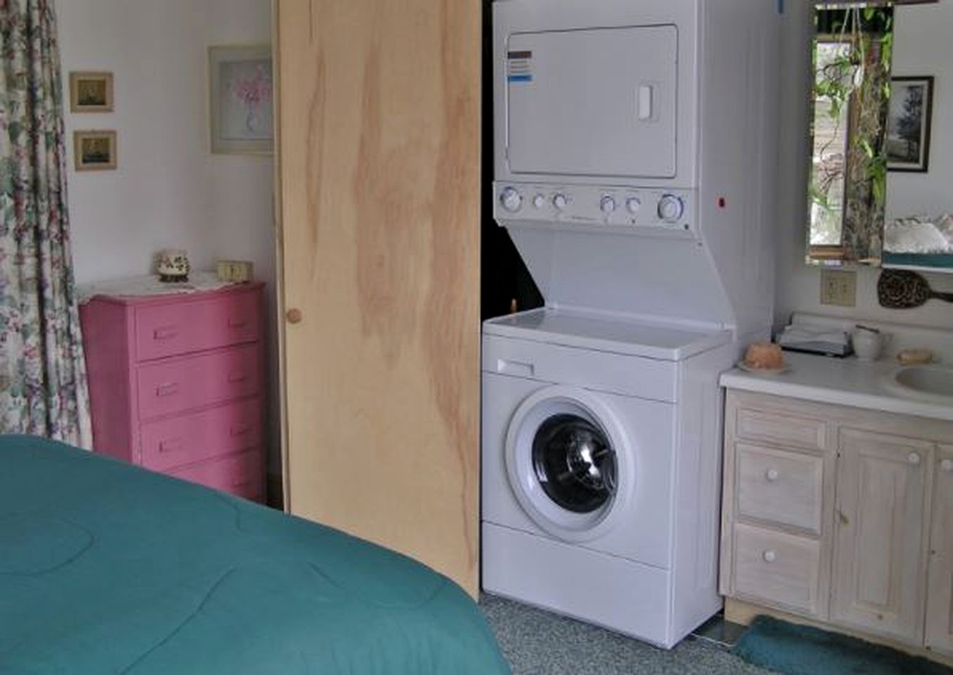 Gorgeous Waterfront Cottage with a Spacious Deck in East Boothbay, Maine