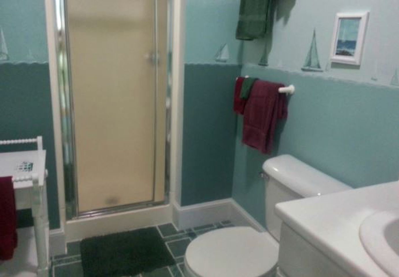 Gorgeous Waterfront Cottage with a Spacious Deck in East Boothbay, Maine