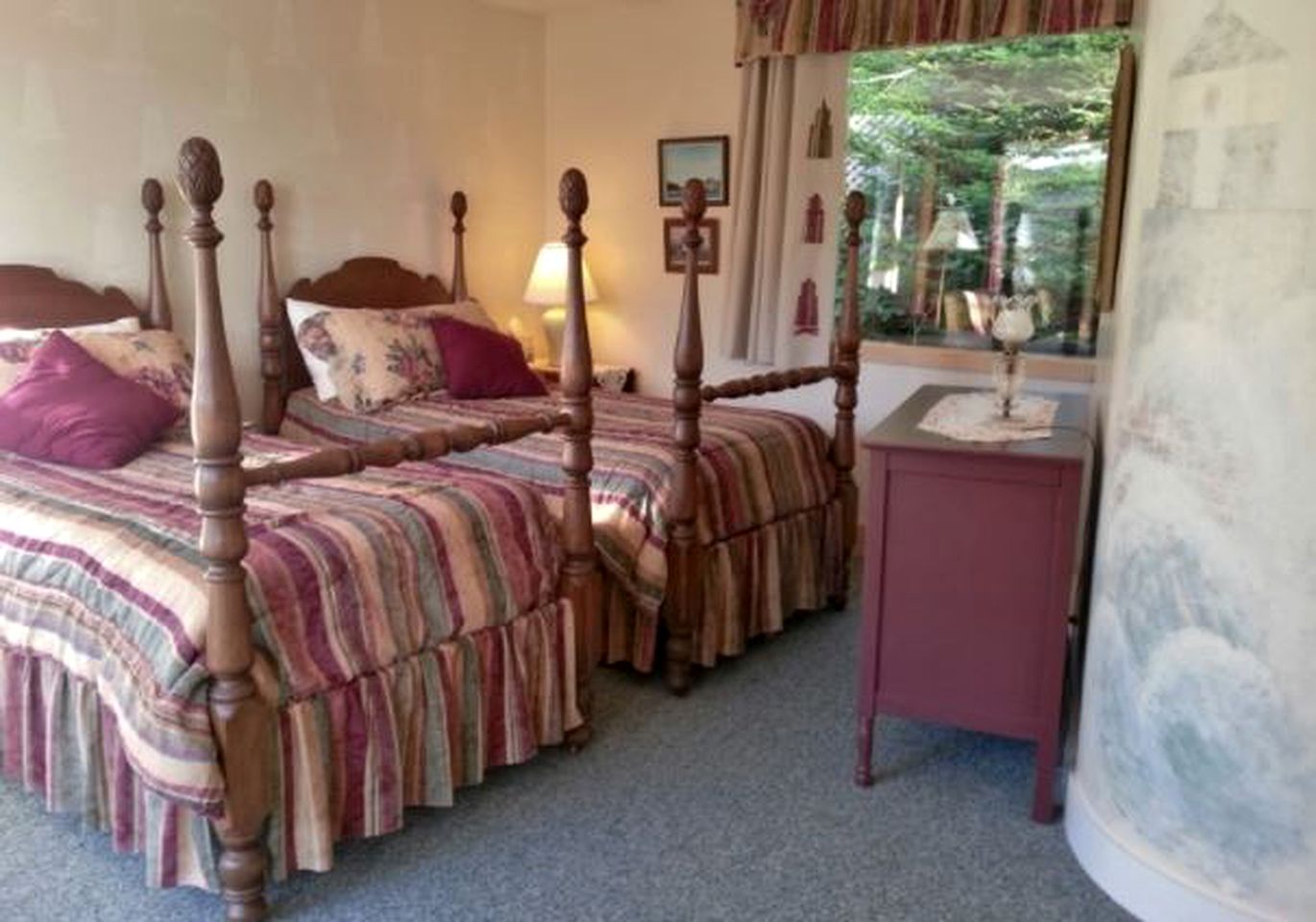 Gorgeous Waterfront Cottage with a Spacious Deck in East Boothbay, Maine