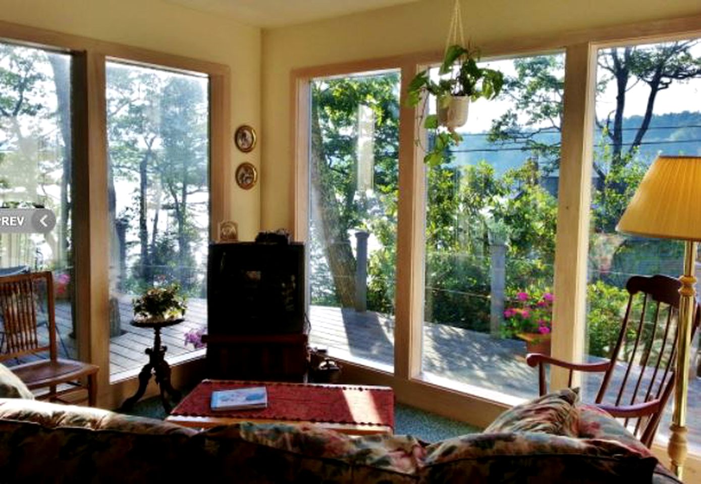 Gorgeous Waterfront Cottage with a Spacious Deck in East Boothbay, Maine