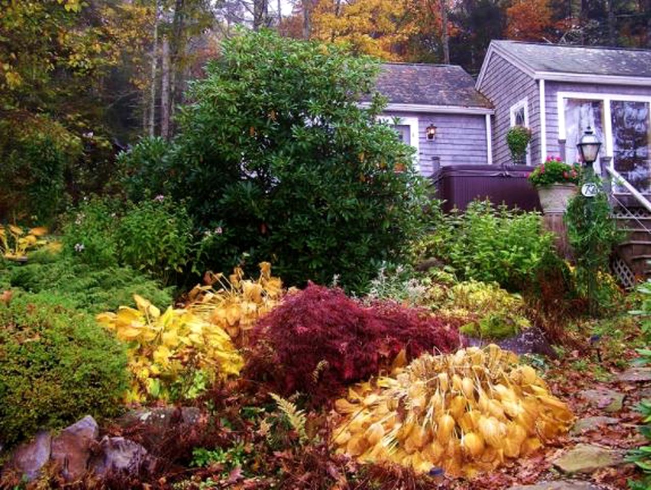 Gorgeous Waterfront Cottage with a Spacious Deck in East Boothbay, Maine