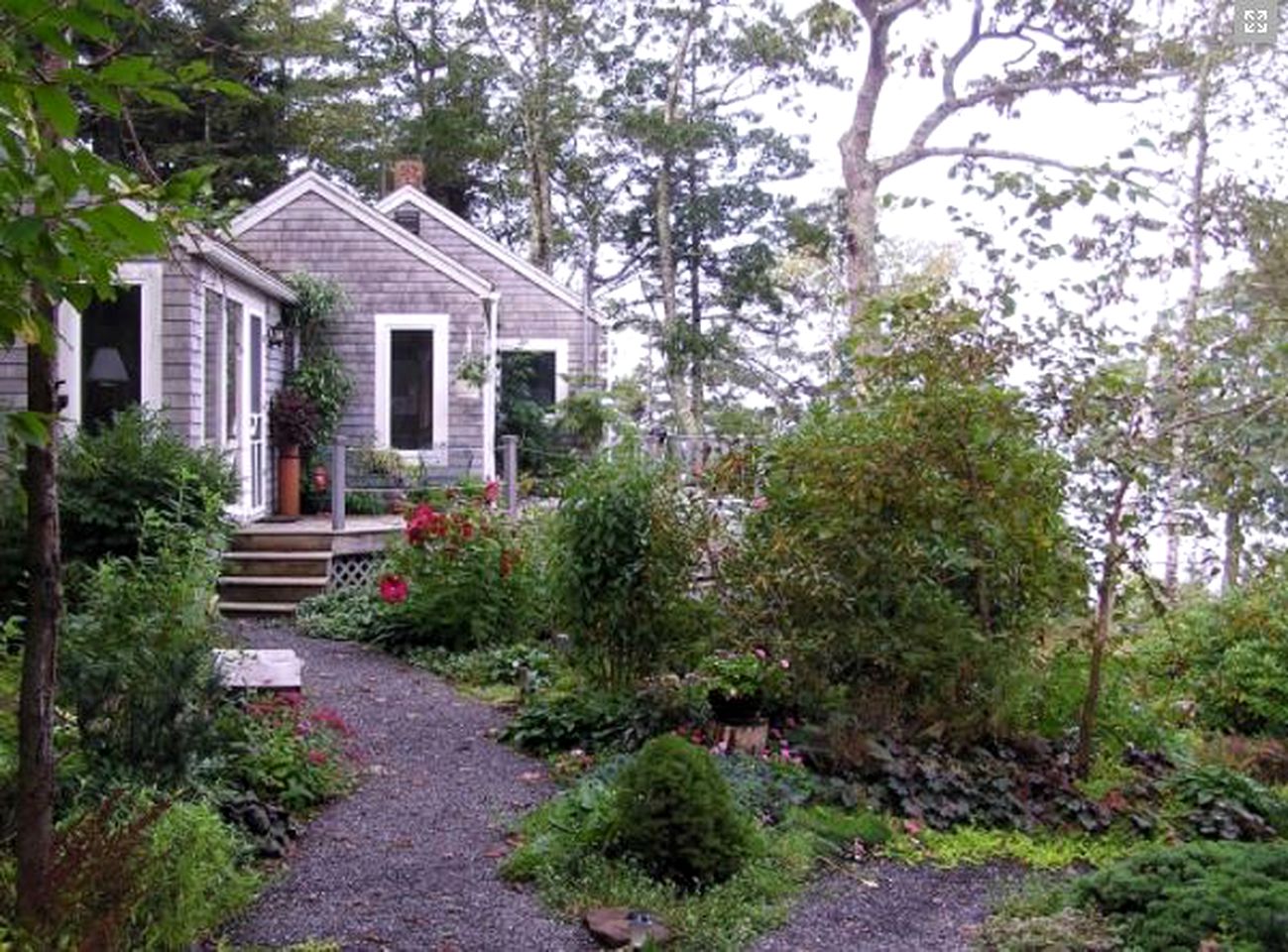 Gorgeous Waterfront Cottage with a Spacious Deck in East Boothbay, Maine