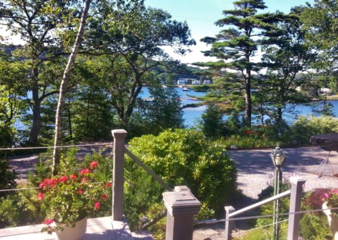 Gorgeous Waterfront Cottage with a Spacious Deck in East Boothbay, Maine
