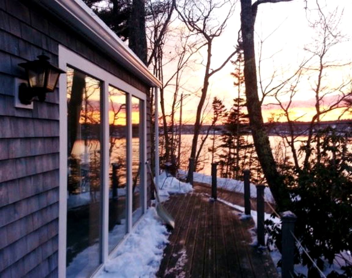 Gorgeous Waterfront Cottage with a Spacious Deck in East Boothbay, Maine