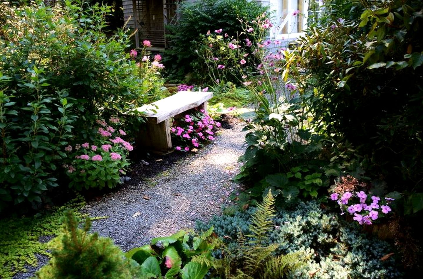 Gorgeous Waterfront Cottage with a Spacious Deck in East Boothbay, Maine