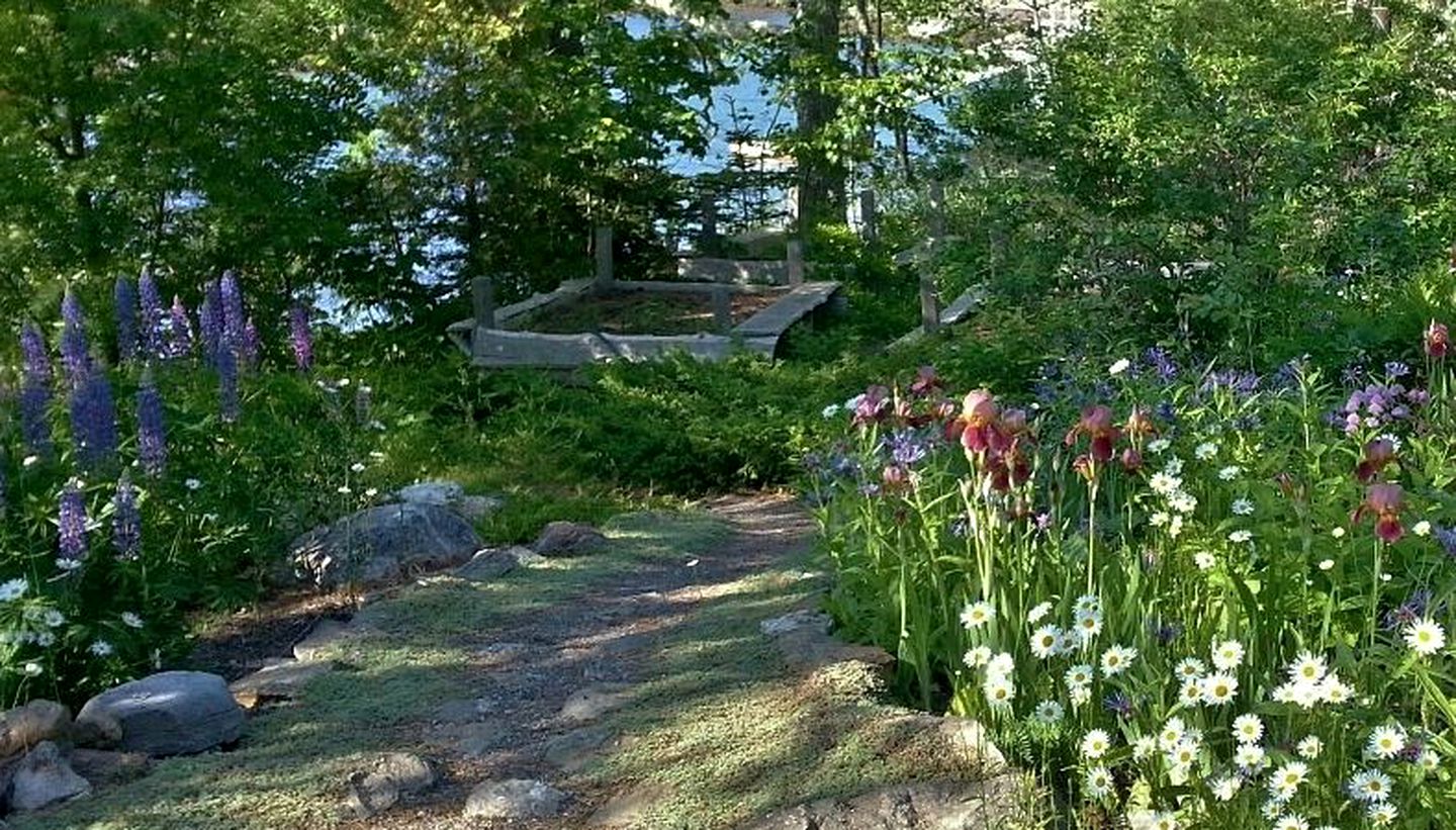 Gorgeous Waterfront Cottage with a Spacious Deck in East Boothbay, Maine