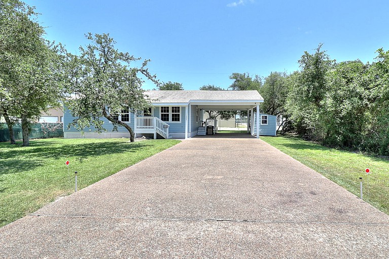 Great Family Cabin with Fire Pit Perfect for Outdoor Activities in Rockport, Texas