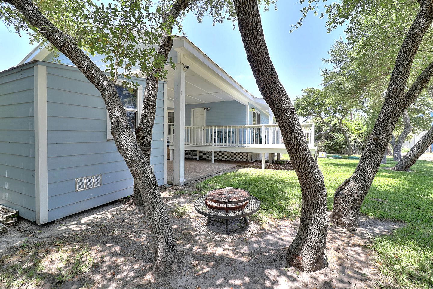 Great Family Cabin with Fire Pit Perfect for Outdoor Activities in Rockport, Texas