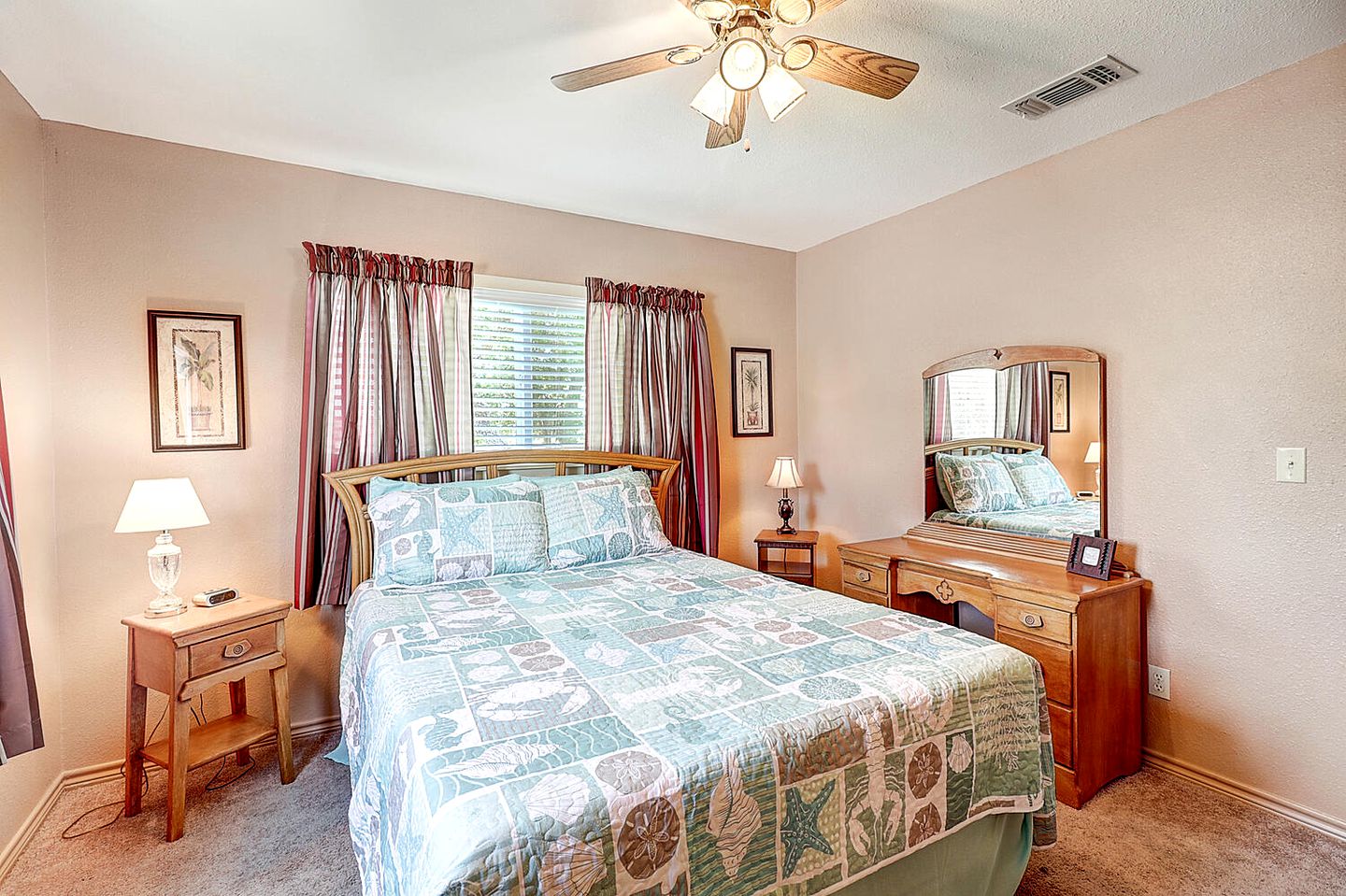 Great Family Cabin with Fire Pit Perfect for Outdoor Activities in Rockport, Texas