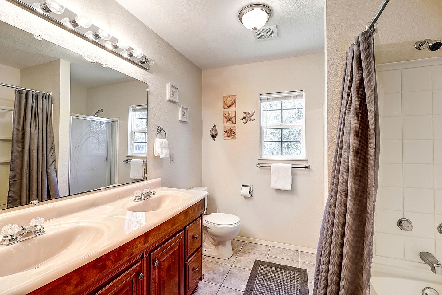 Great Family Cabin with Fire Pit Perfect for Outdoor Activities in Rockport, Texas