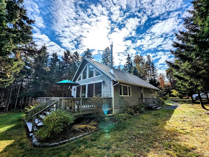 Oceanfront Cottage with Fire Pit & Direct Water Access Near Acadia National Park in Hancock, Maine