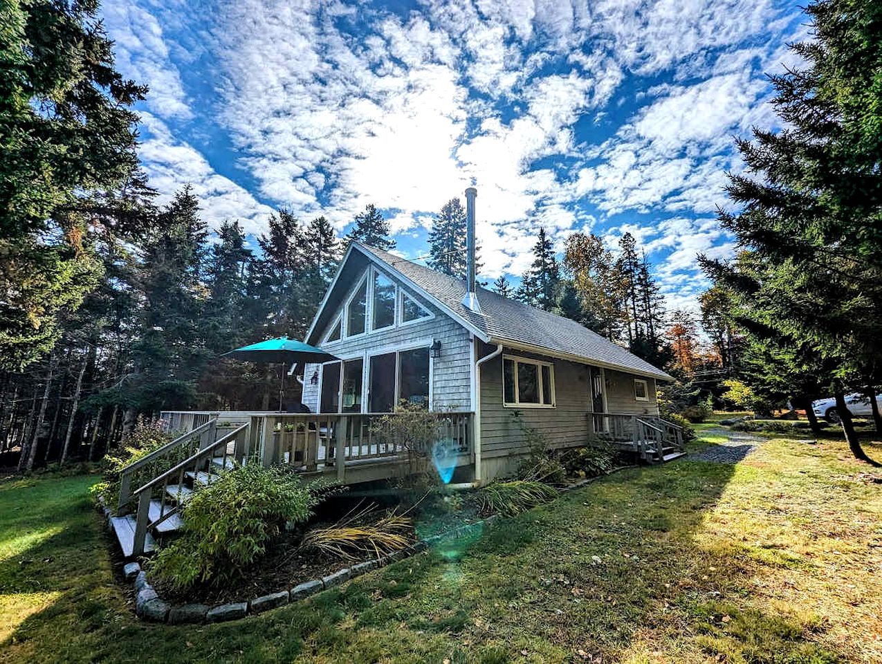 Oceanfront Cottage with Fire Pit & Direct Water Access Near Acadia National Park in Hancock, Maine