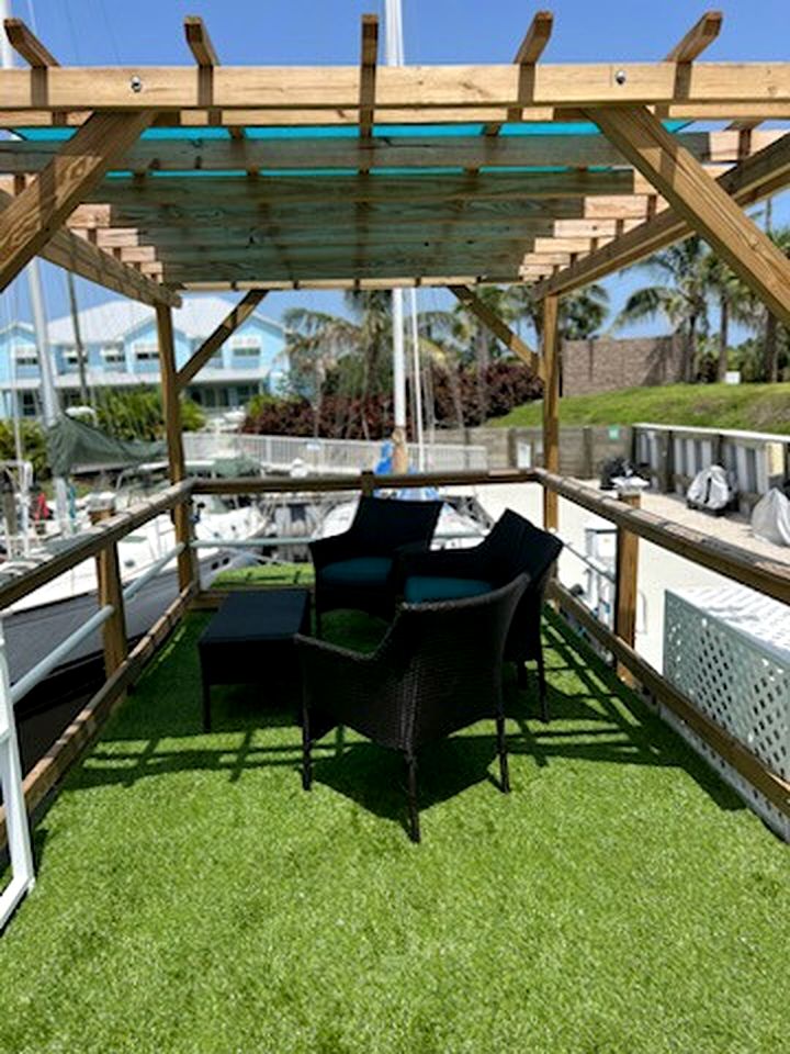 Pet-Friendly Equipped Boat Rental with Private Rooftop Deck and Views in Florida