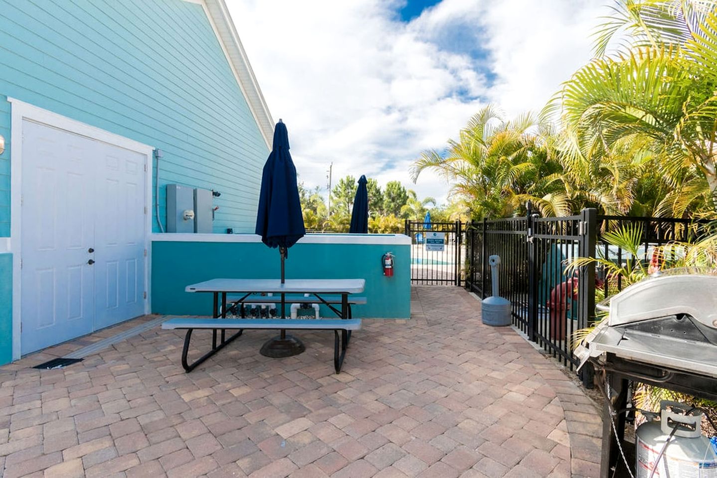 Pet-Friendly Equipped Boat Rental with Private Rooftop Deck and Views in Florida