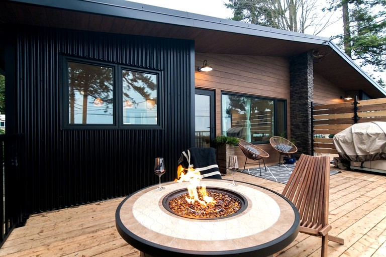 Stylish Oceanfront Retreat with Cedar Sauna and Firepit Dining near Stories Beach in Campbell River, BC