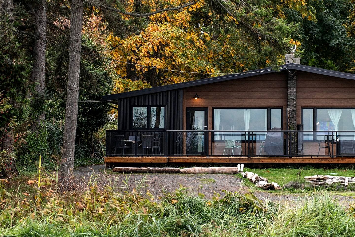 Stylish Oceanfront Retreat with Cedar Sauna and Firepit Dining near Stories Beach in Campbell River, BC