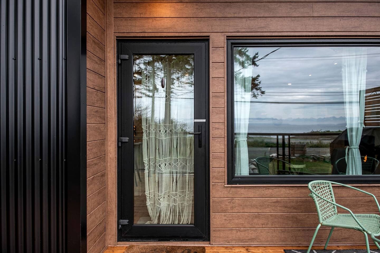 Stylish Oceanfront Retreat with Cedar Sauna and Firepit Dining near Stories Beach in Campbell River, BC