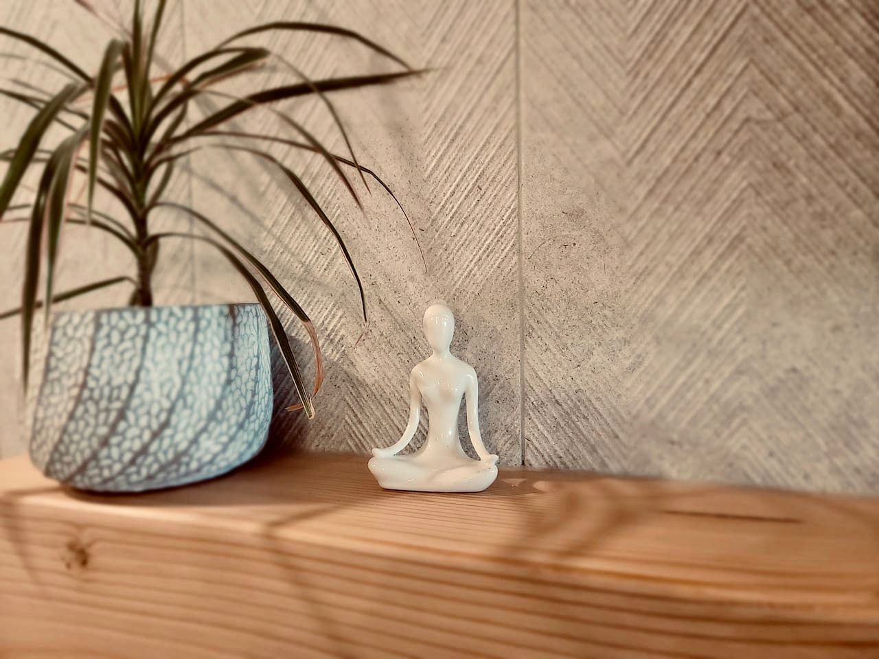 Stylish Oceanfront Retreat with Cedar Sauna and Firepit Dining near Stories Beach in Campbell River, BC