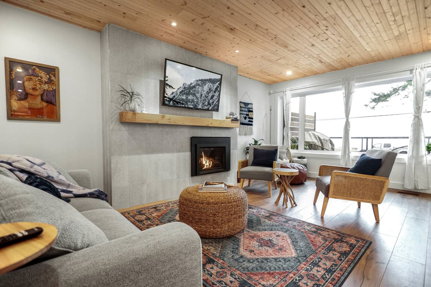 Stylish Oceanfront Retreat with Cedar Sauna and Firepit Dining near Stories Beach in Campbell River, BC