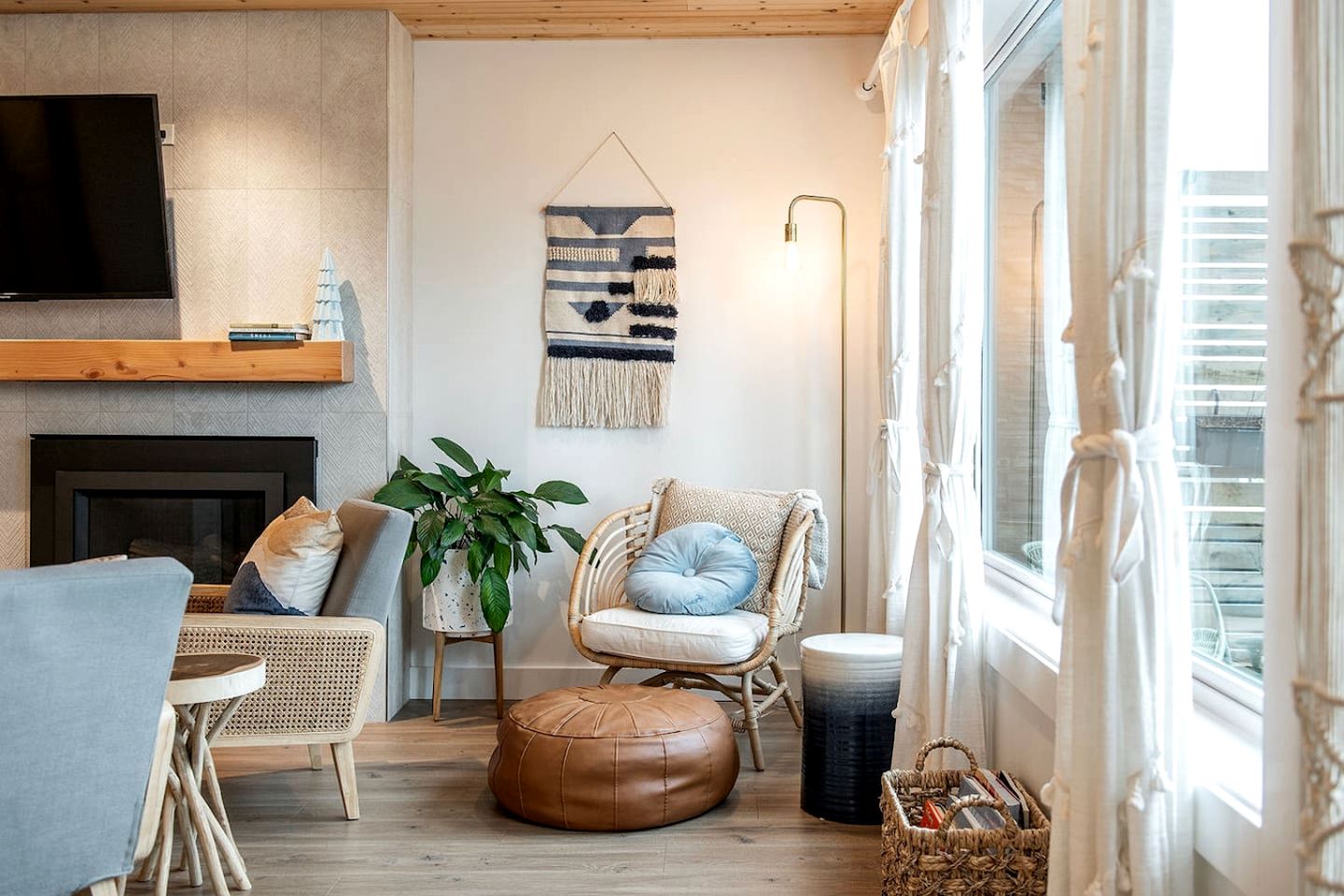 Stylish Oceanfront Retreat with Cedar Sauna and Firepit Dining near Stories Beach in Campbell River, BC