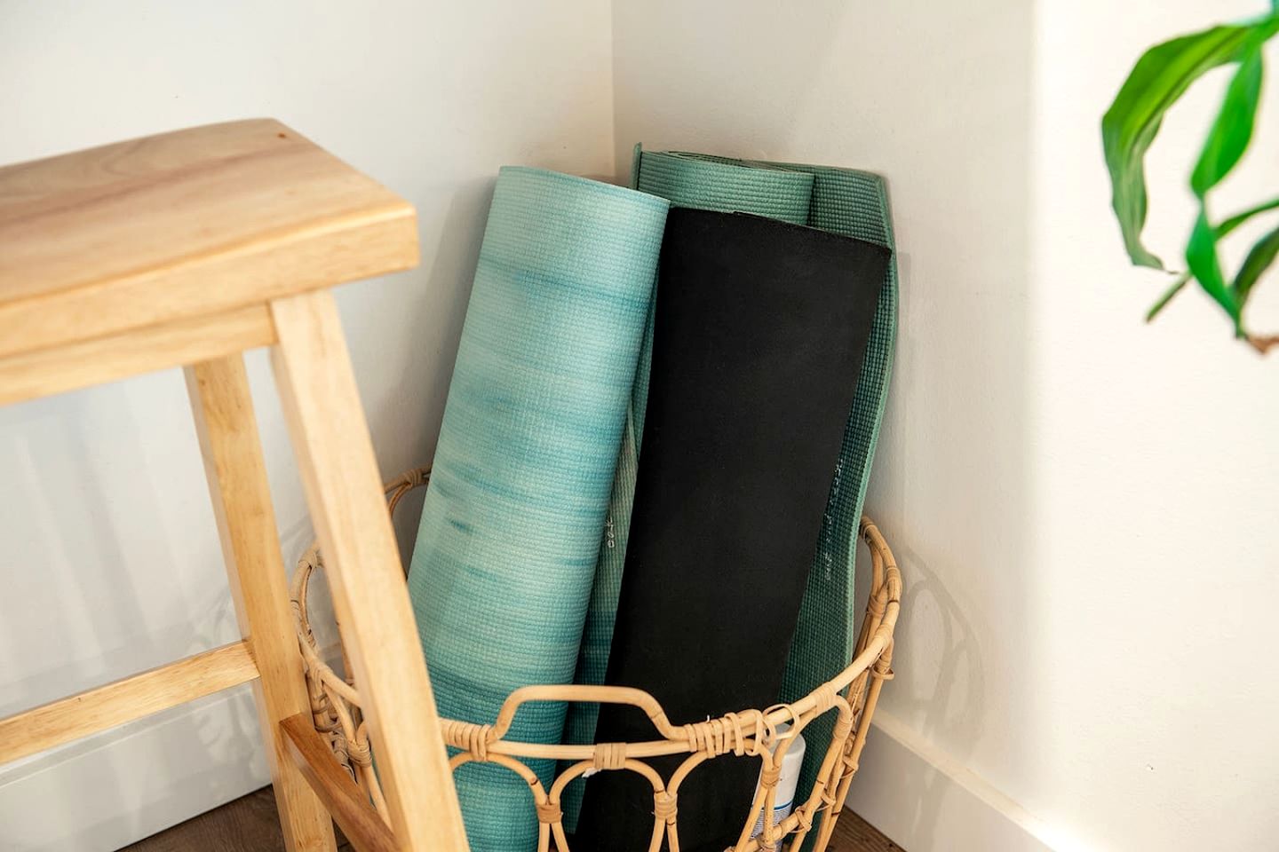 Stylish Oceanfront Retreat with Cedar Sauna and Firepit Dining near Stories Beach in Campbell River, BC