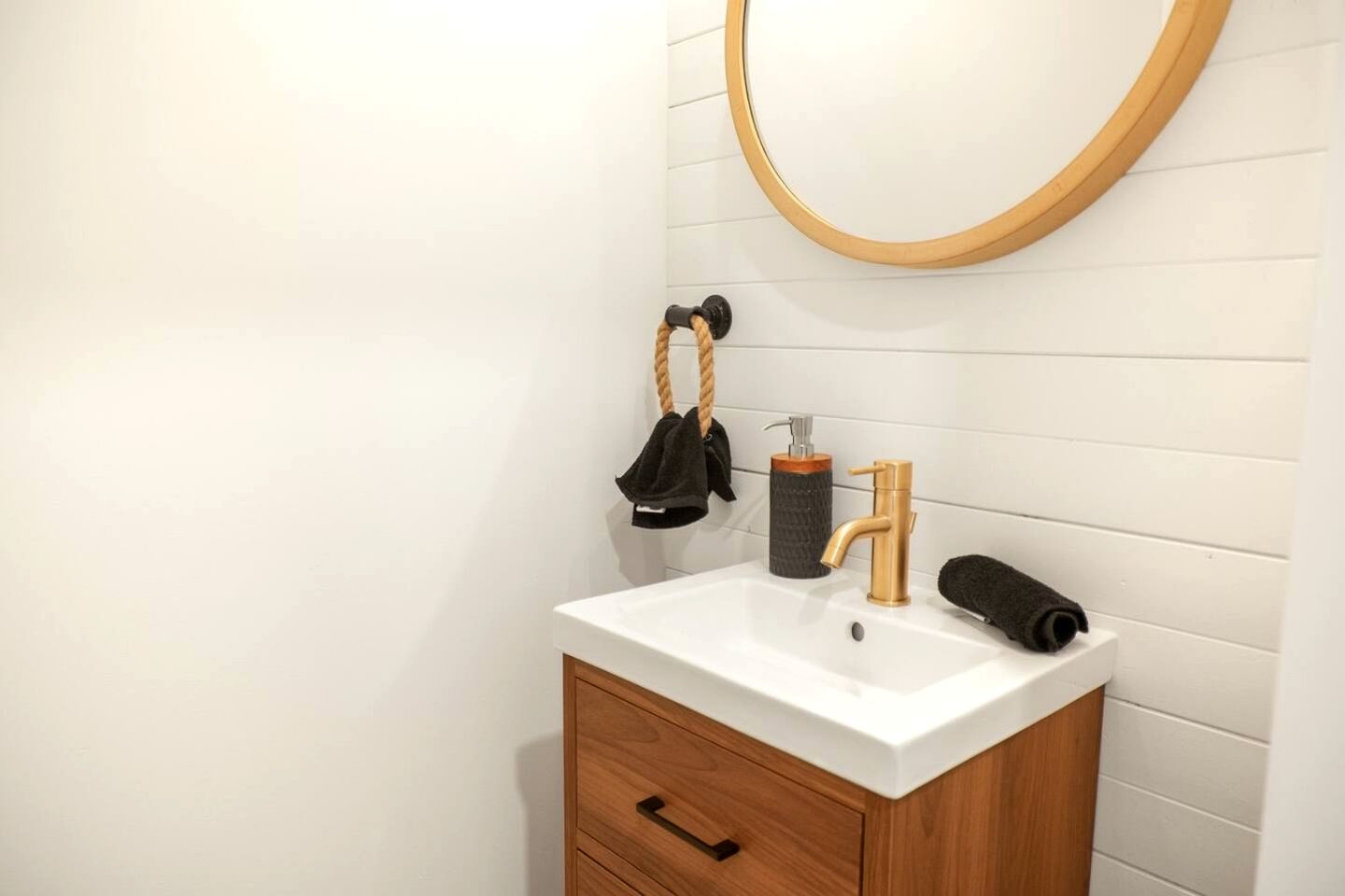 Stylish Oceanfront Retreat with Cedar Sauna and Firepit Dining near Stories Beach in Campbell River, BC