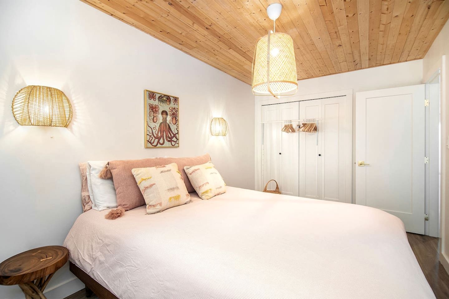 Stylish Oceanfront Retreat with Cedar Sauna and Firepit Dining near Stories Beach in Campbell River, BC