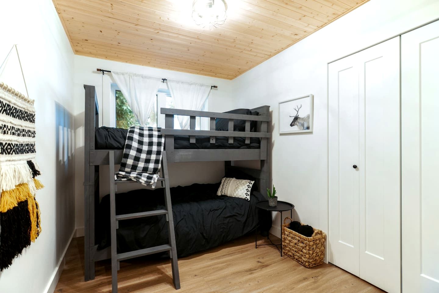 Stylish Oceanfront Retreat with Cedar Sauna and Firepit Dining near Stories Beach in Campbell River, BC