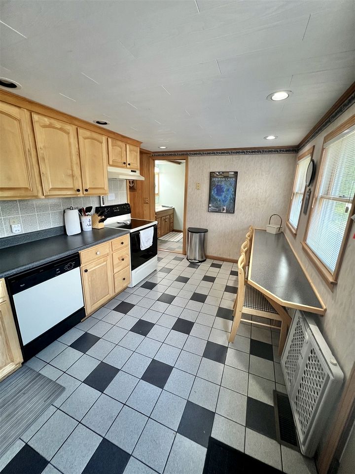 Fantastic Secluded Cottage with Lake Access in Raymond, Maine