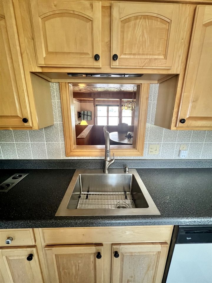 Fantastic Secluded Cottage with Lake Access in Raymond, Maine