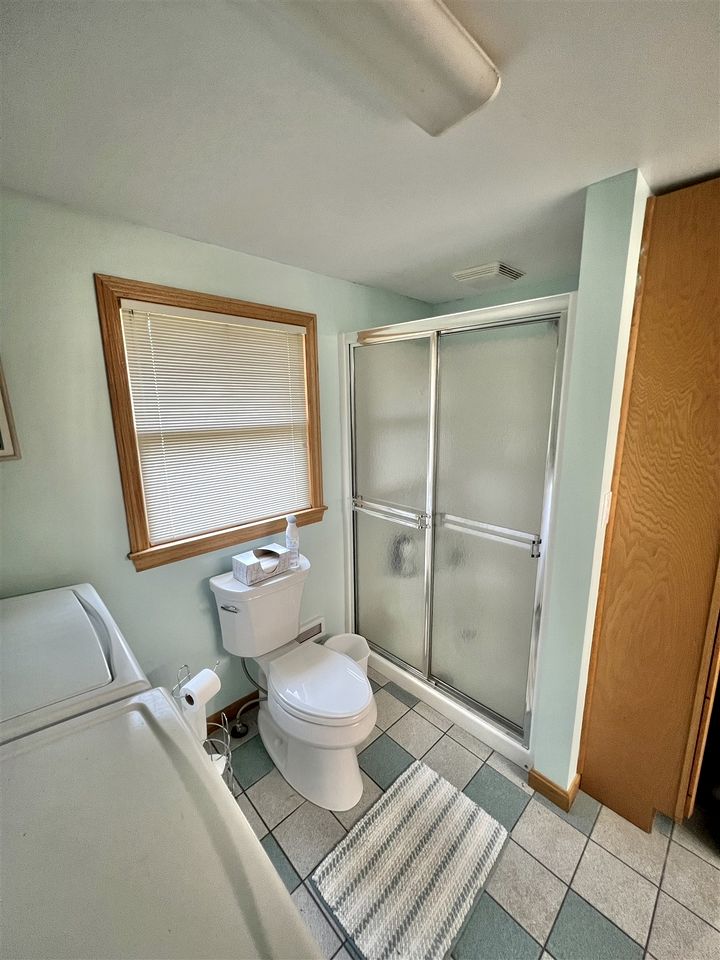 Fantastic Secluded Cottage with Lake Access in Raymond, Maine