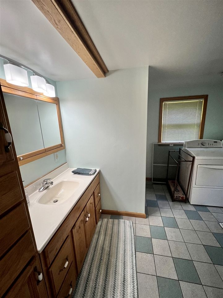 Fantastic Secluded Cottage with Lake Access in Raymond, Maine