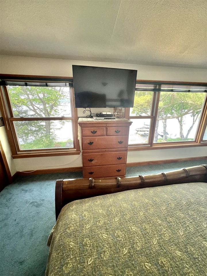 Fantastic Secluded Cottage with Lake Access in Raymond, Maine