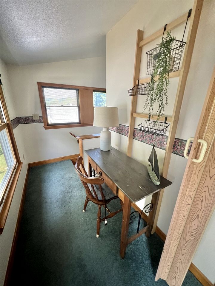 Fantastic Secluded Cottage with Lake Access in Raymond, Maine