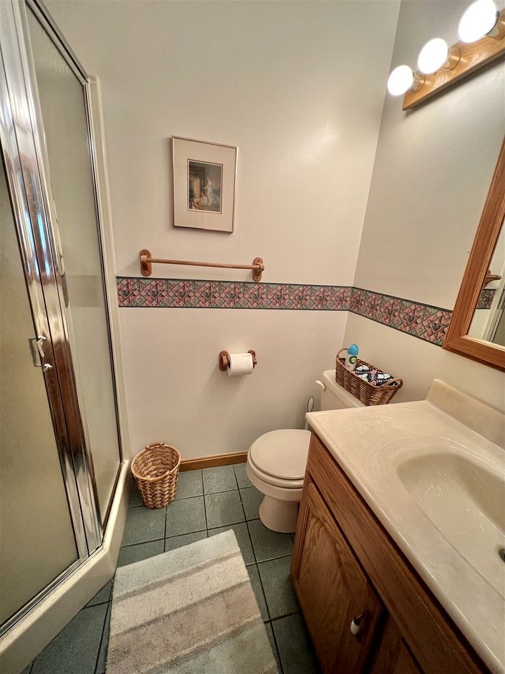 Fantastic Secluded Cottage with Lake Access in Raymond, Maine