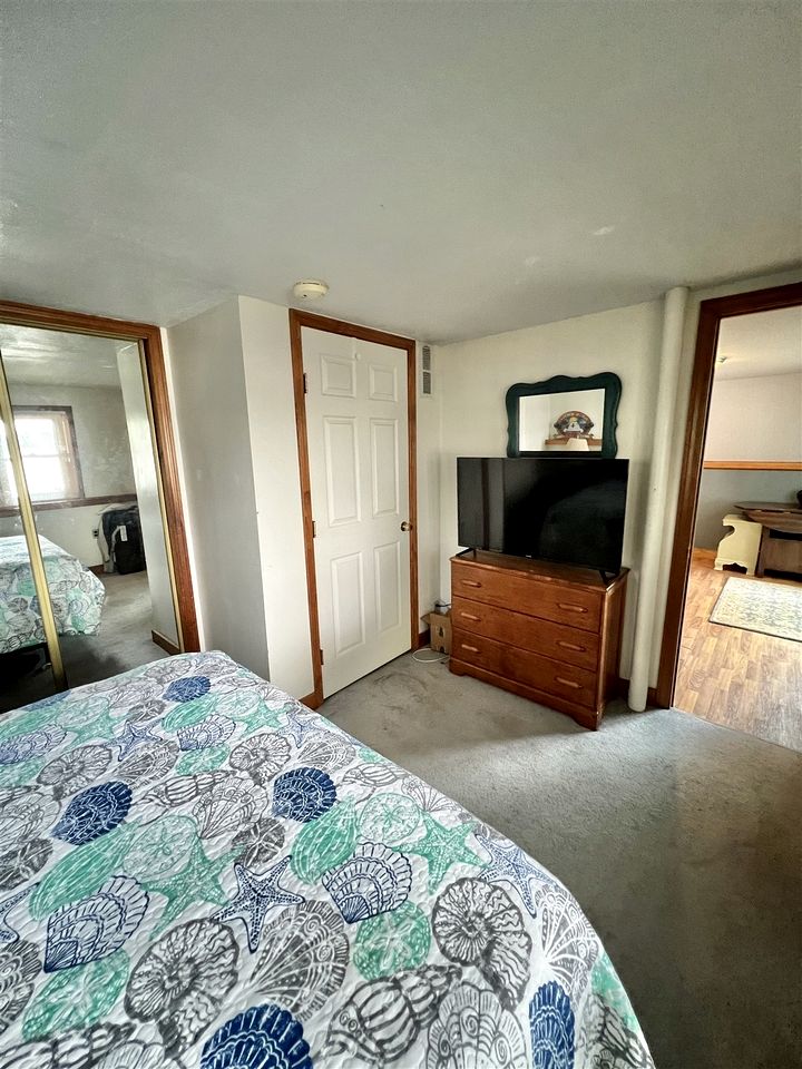 Fantastic Secluded Cottage with Lake Access in Raymond, Maine