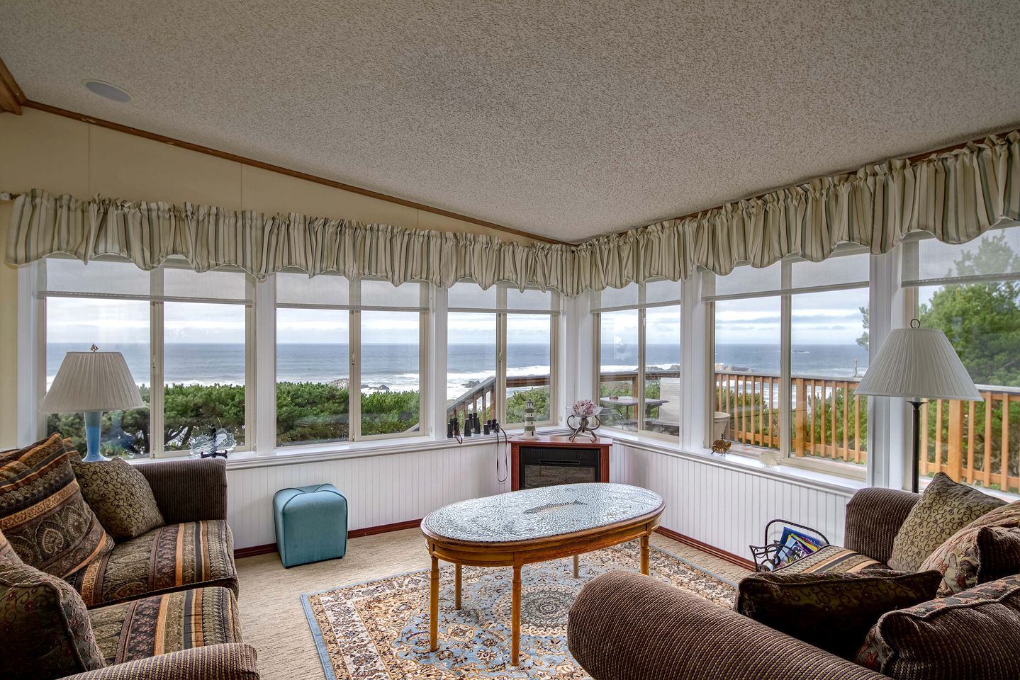 Secluded Beach Cottage with Private Hot Tub and Ocean Views in Seal Rock, Oregon