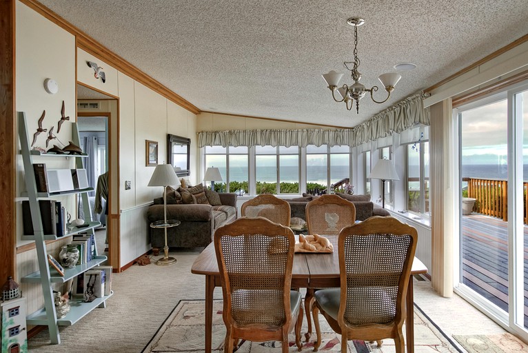 Cottages (Seal Rock, Oregon, United States)