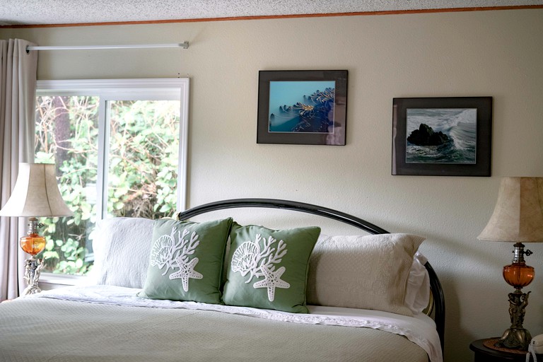 Cottages (Seal Rock, Oregon, United States)